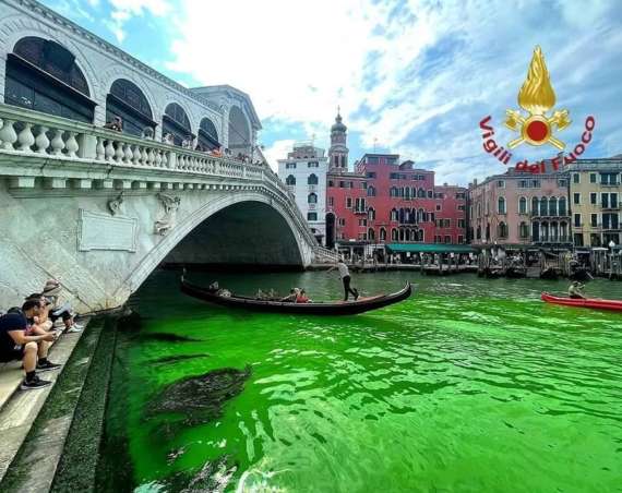 Zelená voda v Benátkach